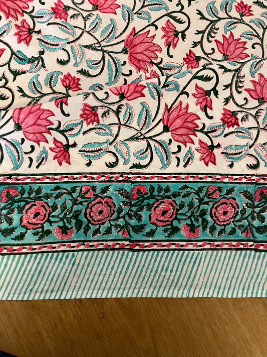 Green-Edged Floral Pattern Table Cover