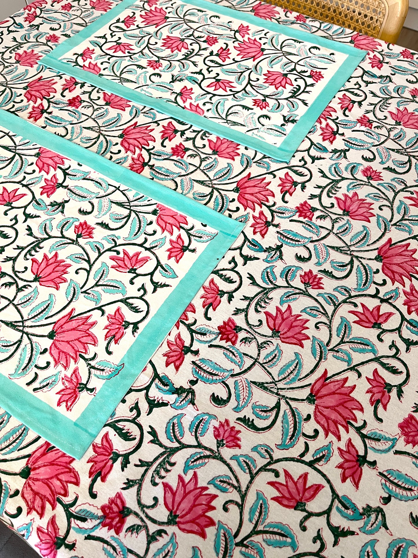 Green-Edged Floral Pattern Table Cover