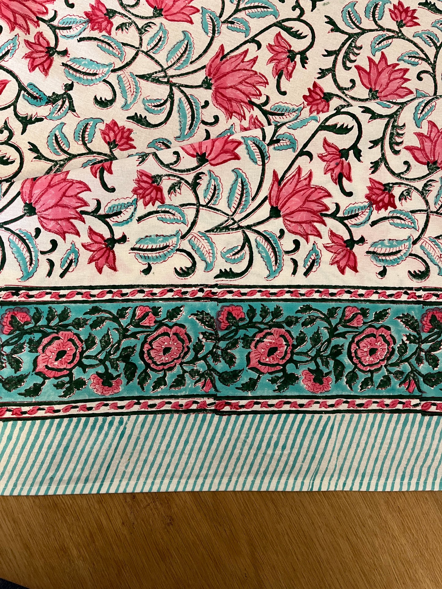 Green-Edged Floral Pattern Table Cover