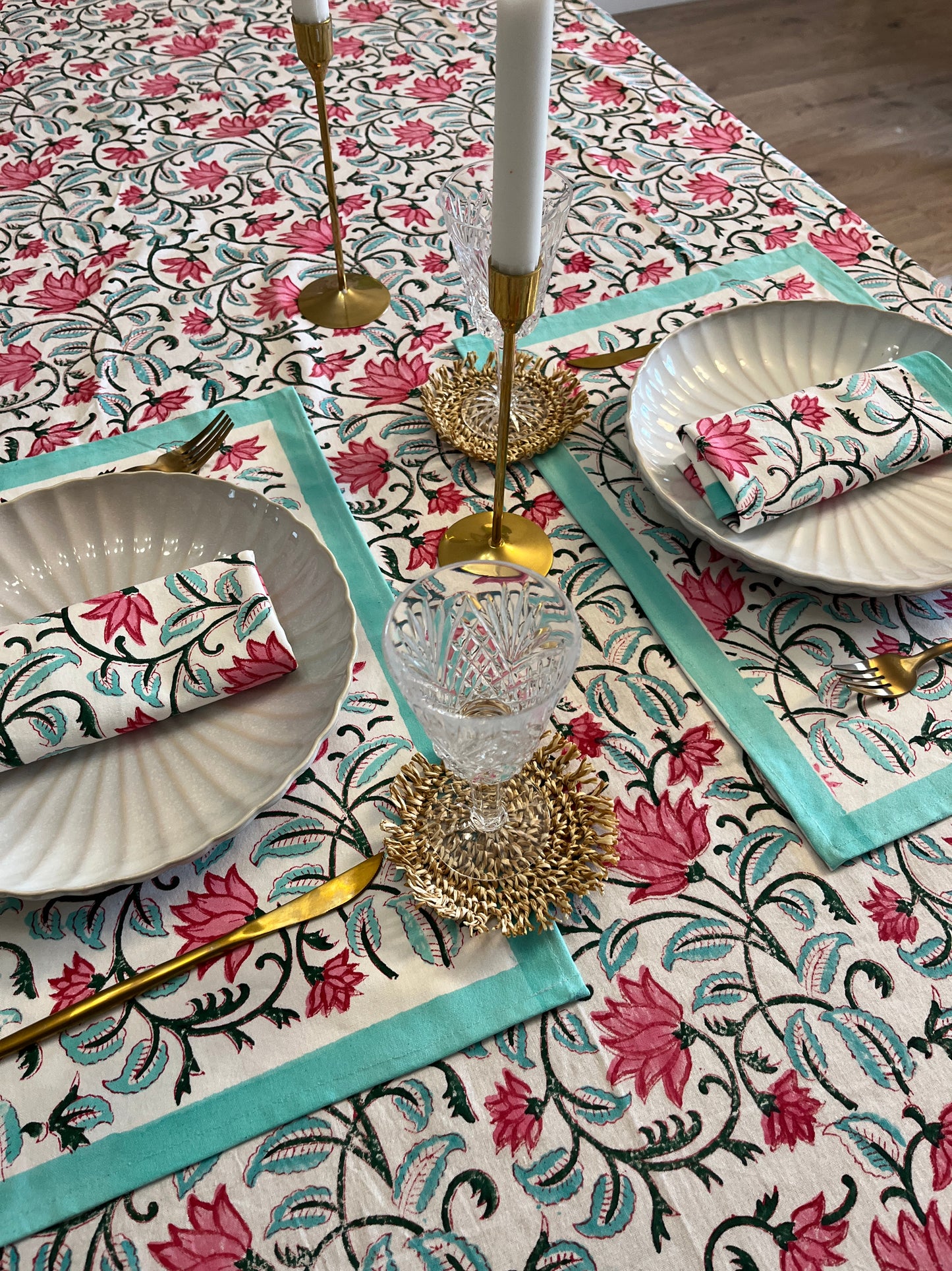 Green-Edged Floral Pattern Table Cover
